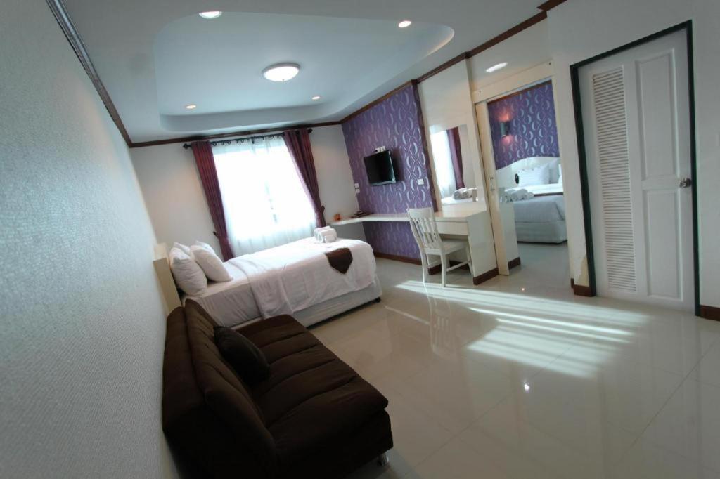 Thada Chateau Hotel Buriram Exterior foto