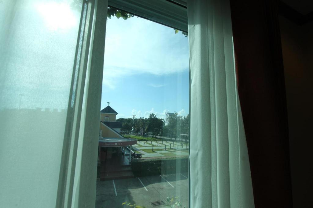 Thada Chateau Hotel Buriram Exterior foto